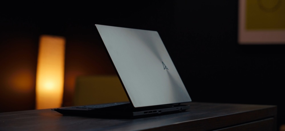 Asus ZenBook Pro 14 Duo OLED сзади