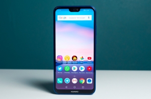 Вид на смартфон Huawei P20 Lite спереди