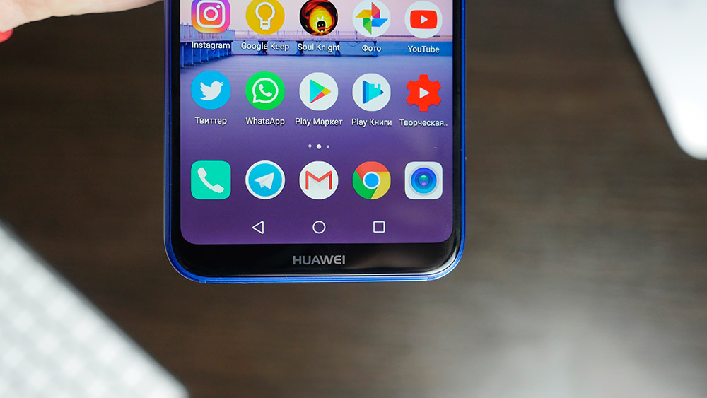 Нижняя часть экрана смартфона Huawei P20 Lite