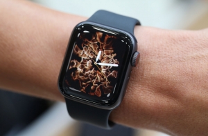 Apple Watch Series 4 на руке
