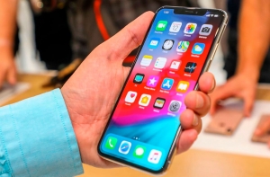 iPhone Xs Max в руках