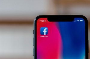 Facebook на экране iPhone X