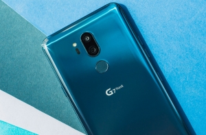 LG G7 ThinQ вид сзади