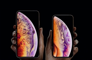 iPhone Xs и iPhone Xs Max в руках