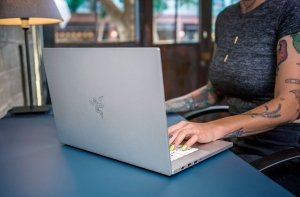 Белый ноутбук Razer Blade 15