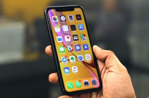 iPhone XR в руке