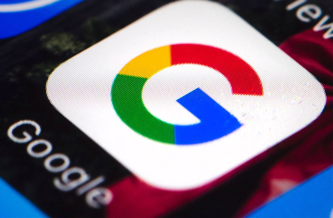 Логотип Google на смартфоне