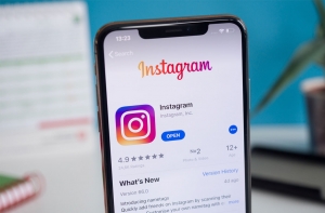 Instagram на экране смартфона