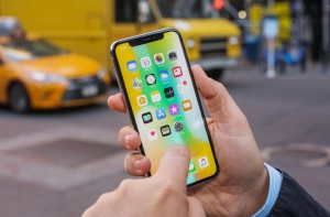 iPhone X в руке