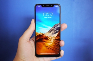 Pocophone F1 в руках