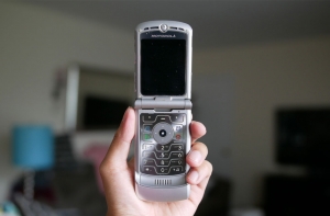Motorola RAZR V3 в руках
