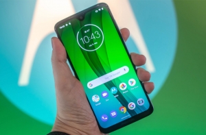 Moto G7 в руке