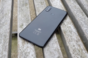 Xiaomi Mi 9 сзади