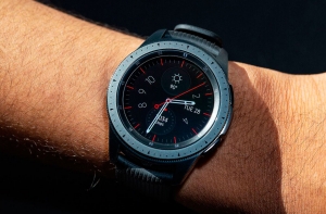 samsung galaxy watch на руке
