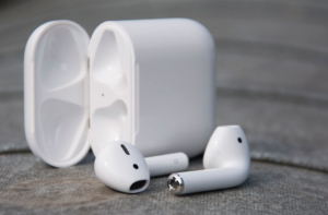 Apple AirPods рядом с кейсом