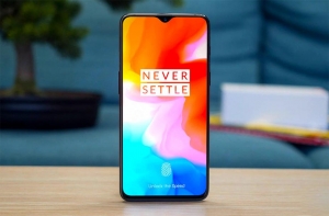 Фото безрамочного OnePlus 6T