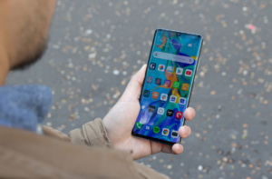 Huawei P30 Pro в руке