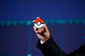 Pokemon Go Plus Plus в руке