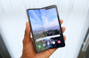 Samsung Galaxy Fold в руке