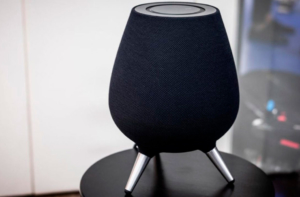 Samsung Galaxy Home на столе