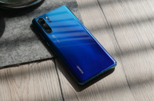 Huawei P30 сзади
