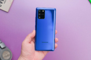 samsung galaxy s10 lite в руке