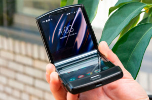 Motorola Razr 2 в руке