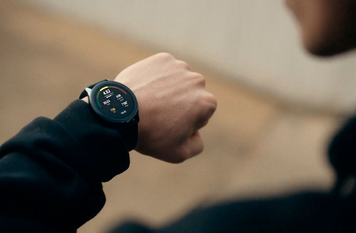 OnePlus Watch на руке